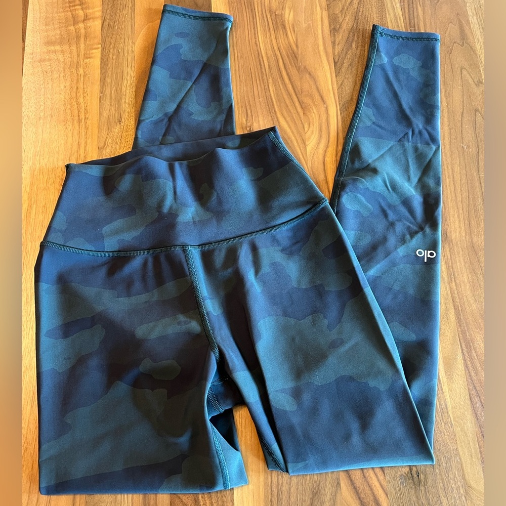 Like new Alo yoga legging in Green Camo